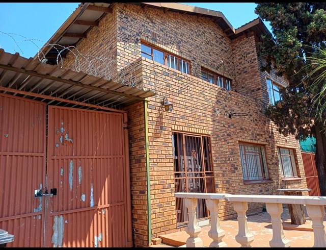 10 BEDROOM HOUSE FOR SALE IN LAUDIUM
